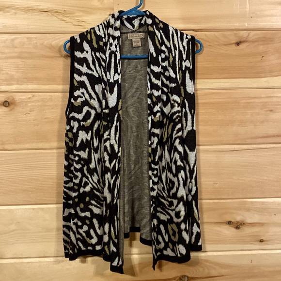 Art And Soul Sweaters - Art and Soul sweater vest $12. Medium animal print